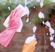 ●ガラス用洗剤をつけて雑巾で磨く